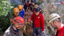12 saat sonra düştüğü mağaradan kurtarıldı! Yaralı gencin babası ve annesinin mutluluk gözyaşları