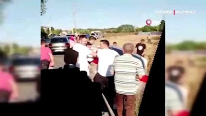 Tarlaya uçan otomobili el birliğiyle böyle kurtardılar