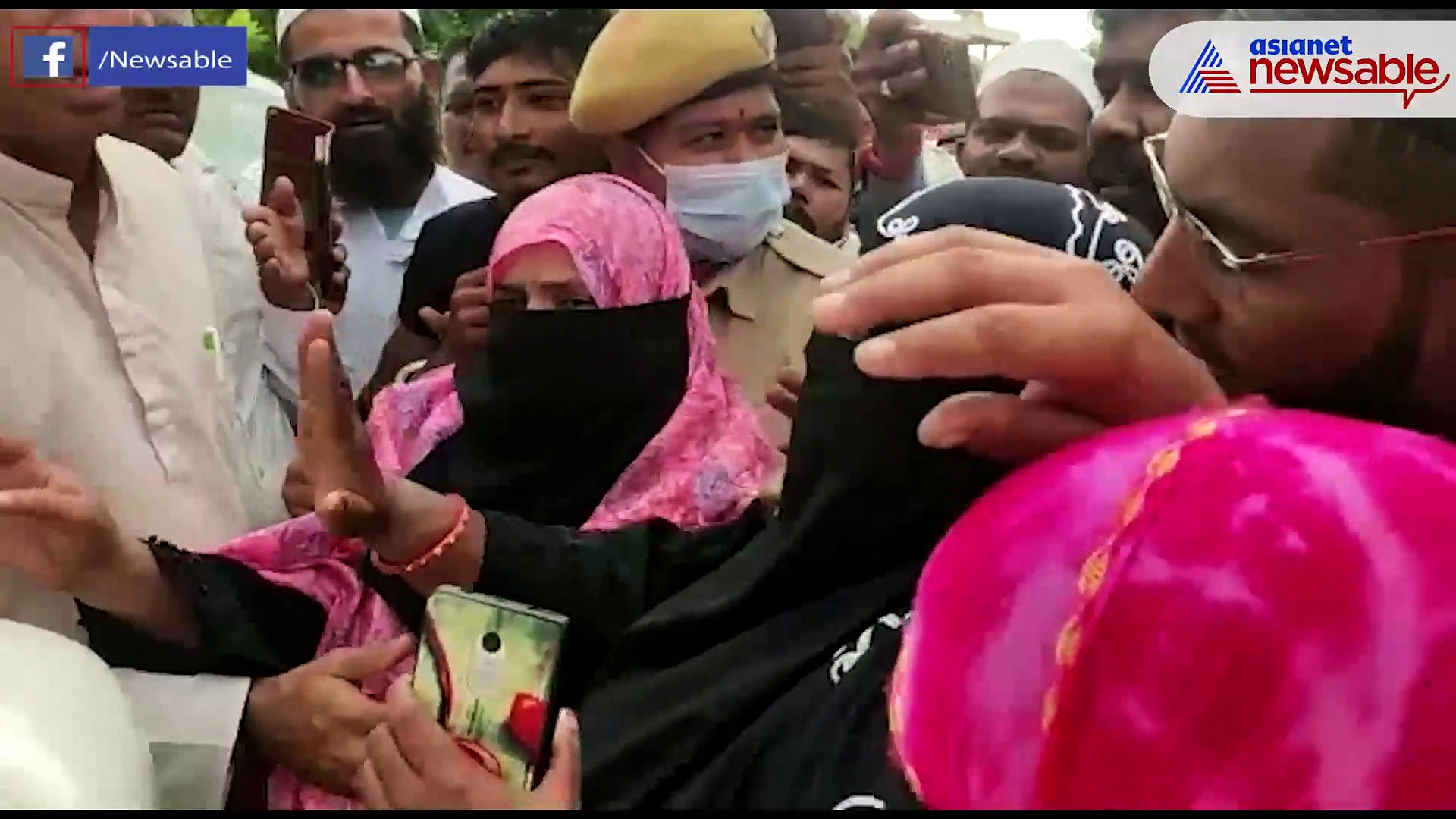 Embarrassment for Congress: Kerur violence victim's kin throws Rs 2 lakh given by Siddaramaiah