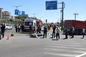 Kamyon ile çarpışan motosikletteki karı koca hayatını kaybetti