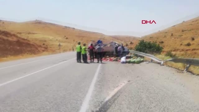 LASTİĞİ PATLAYAN KAMYONET BARİYERLERE ÇARPIP DEVRİLDİ: 3 YARALI