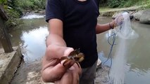 Belajar melempar jaring ikan di sungai kecil