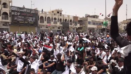 Irak'ta Sadr Hareketi cuma namazını sokaklarda kıldı