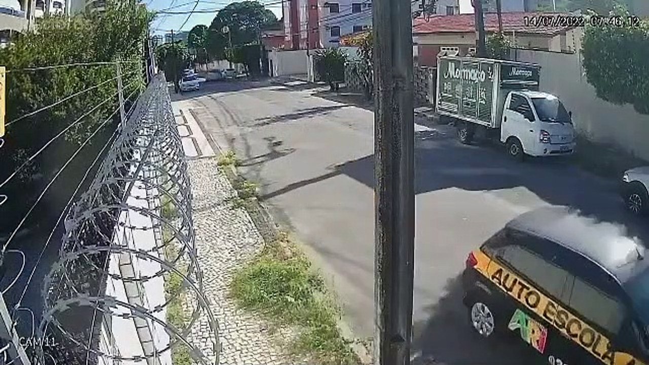 Criminosos cercam carros no bairro Guararapes, em Fortaleza