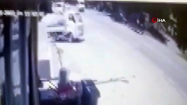 Feci kaza kamerada! Kafa kafaya çarpıştılar