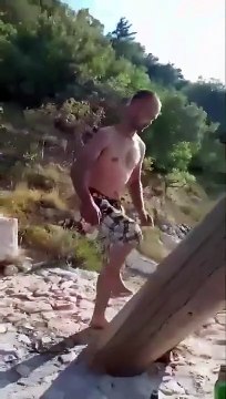 Il tente un plongeon et se rate complètement... ridicule