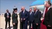 Joe Biden complètement perdu à la sortie de son avion en Israel... 