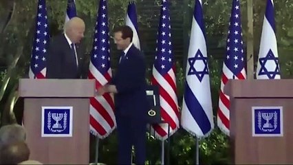 Joe Biden yine havayla tokalaştı