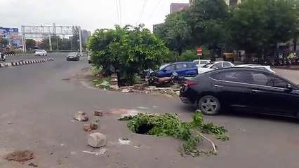 VIDEO..... Ahmedabad, जमीन धंसने से पड़ रहे हैं गड्ढे