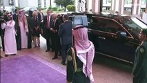شاهد: بايدن يصافح ولي العهد الأمير محمد بن سلمان بقبضة اليد خلال زيارته للسعودية