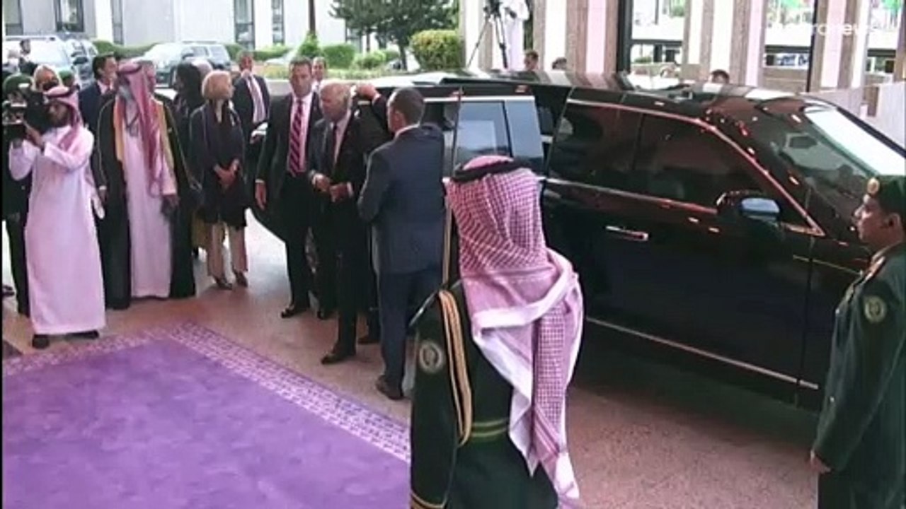شاهد: بايدن يصافح ولي العهد الأمير محمد بن سلمان بقبضة اليد خلال زيارته للسعودية