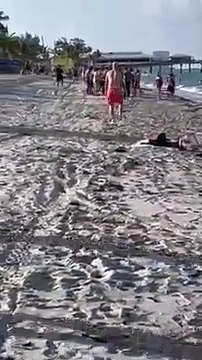 Balseros cubanos llegan a Dania Beach en una rústica embarcación