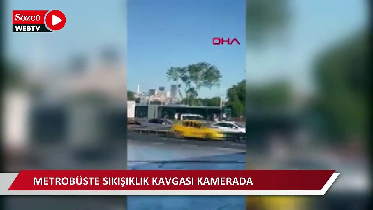 Metrobüste yolcuların sıkışıklık kavgası kamerada