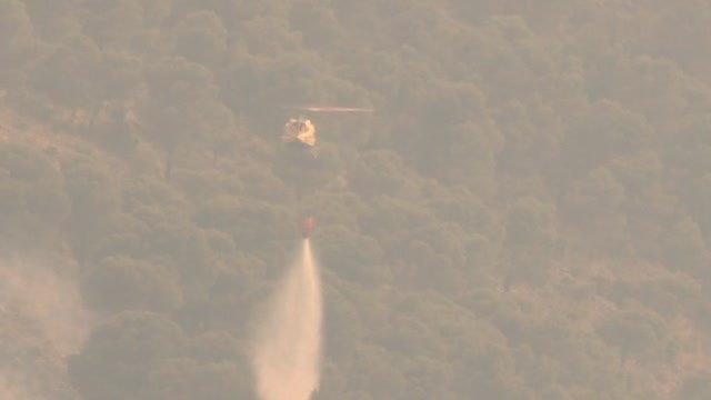 Más de un centenar de bomberos trabajan para apagar el incendio declarado este mediodía en la sierra de Mijas