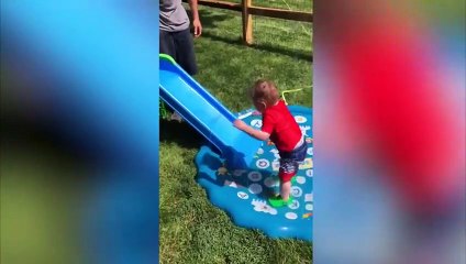 Les bébés mignons s'amusent dans l'eau échouent et se succèdent 2020