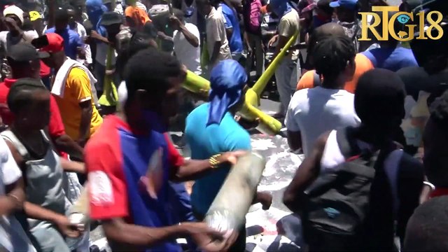 Manifestasyon patizan ak senpatizan fanmi lavalas ki demare kafou ayopò.