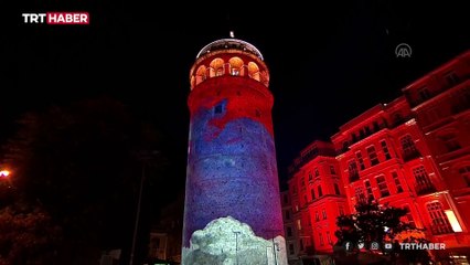 İstanbul'un simge yapılarında 15 Temmuz'a özel mapping gösterisi