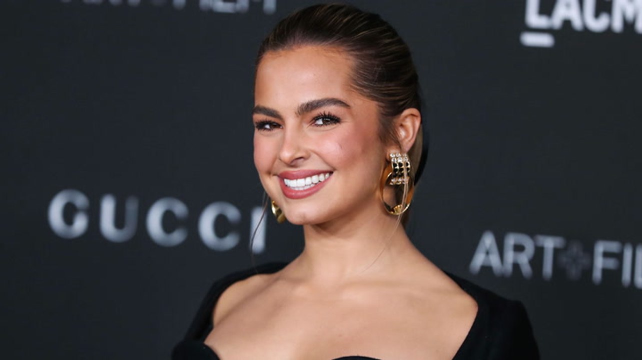 Hauteng: addison rae posiert im ultraknappen latex-minikleid