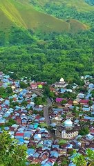 pemandangan traveling kaki gunung yang hijau
