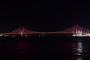 Osmangazi Köprüsü 15 Temmuz şehitleri için kırmızı beyaz ışıklarla aydınlatıldı