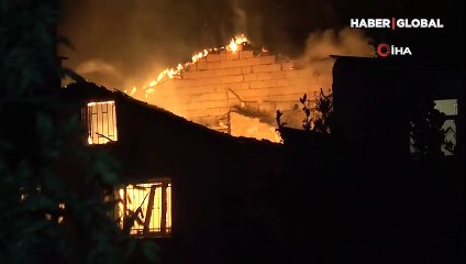 Üsküdar'da iki katlı binada korkutan yangın