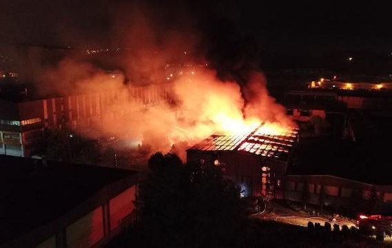 DEMİR DÖKÜM FABRİKASINDA PATLAMA SONRASI YANGIN