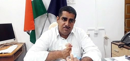 जिले में दो सर्प मित्र रेस्क्यू कर जुटे सांपों को बचाने में