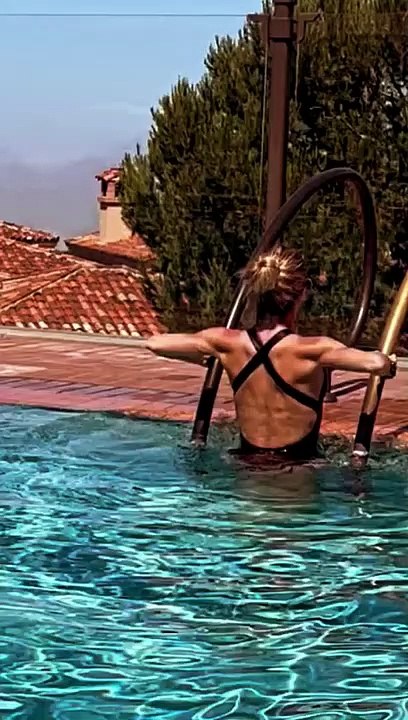 ANAHI ASÍ EJERCITA EN LA PISCINA