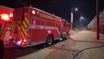 Bomberos de Calexico y Mexicali unen esfuerzos para combatir un incendio.