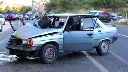 TEKİRDAĞ'DA TRAKTÖRE ÇARPAN OTOMOBİLDE 6 KİŞİ YARALANDI