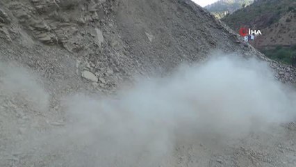 Batman'da heyelan nedeniyle kapanan yolda önlem çalışması başlatıldı