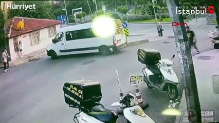 Korku dolu anlar! Kendisini uyaranların üzerine minibüsü sürdü