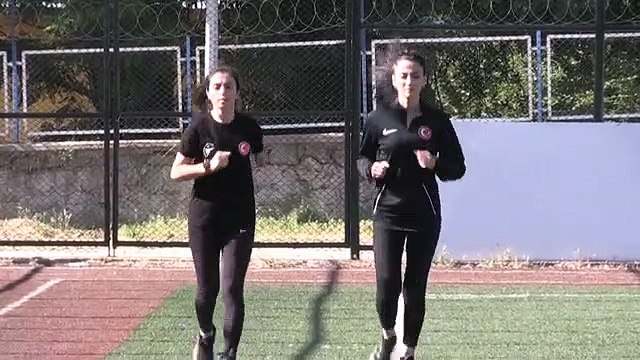 Para tekvandonun altın kızı, olimpiyat puanı için ter döküyor