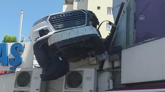 Çekmeköy'de kontrolden çıkan otomobilin çarptığı kadın yaşamını yitirdi