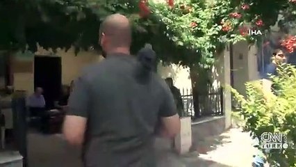 Kediden kurtardığı karga dostu oldu