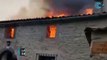 Las llamas del incendio de Navafría devoran varias viviendas por completo