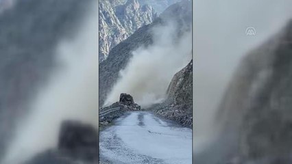 Heyelan nedeniyle köy yolu ulaşıma kapandı