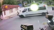 Minibüs şoförü yaya yolunu kapatıp, kadınların üzerine aracı sürdü