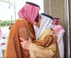 Karşılamaya damga vurdu! Suudi Veliaht Prens Selman, Bahreyn Prensi İsa Al Halife'yi burnundan öptü