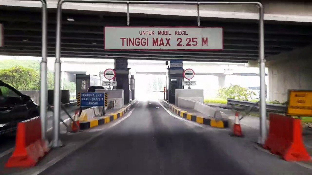 Akses jalan menuju tol waru