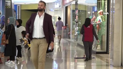 Aileler alışveriş yapıyor, minikler top havuzunda gönüllerince eğleniyor