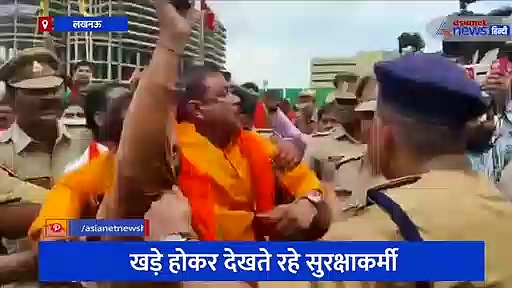 Viral Video: नमाज के बाद लखनऊ के LuLu मॉल में पढ़ी गई हनुमान चालीसा, खड़े होकर देखते रहे सुरक्षाकर्मी