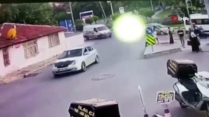 Ehliyetine derhal el konulmalı...Minibüs şoförü yaya yolunu kapatıp, kadınların üzerine aracı sürdü