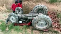 Accident Death: खेत जोतने जा रहे ट्रैक्टर चालक की मौत, देखें वीडियो...