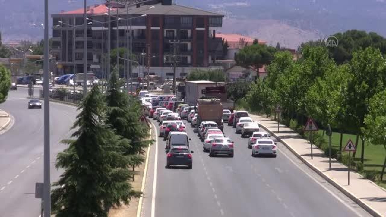 BALIKESİR - Edremit Körfezi'ndeki kara yollarında tatil dönüşü yoğunluğu yaşandı
