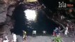Un grupo de turistas bañándose en los Jameos del Agua, en Lanzarote