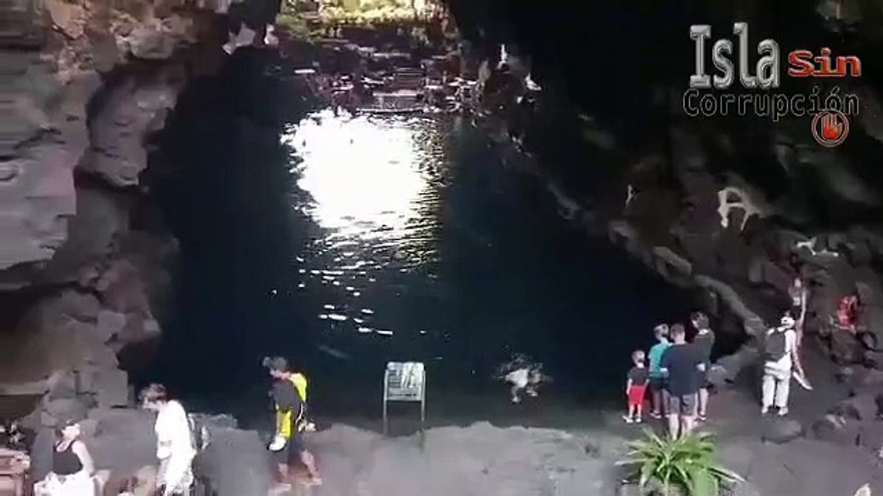 Un grupo de turistas bañándose en los Jameos del Agua, en Lanzarote