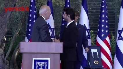 İsrailli kadın şarkıcıdan Joe Biden'a ret! Eli böyle havada kaldı