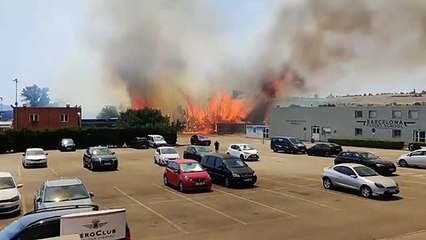 Espectacular incendio en el aeropuerto de Sabadell