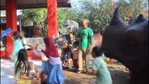 إندونيسي يستخدم الدمى لتعليم الأطفال عن أندر حيوانات وحيد القرن في العالم